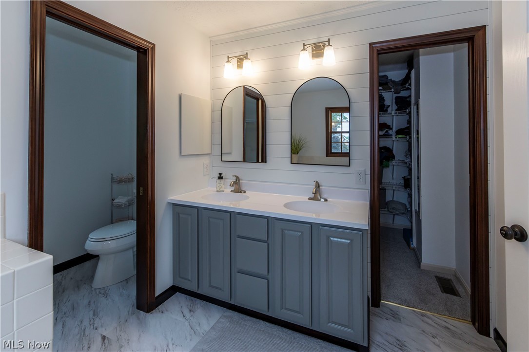 300 Lakeview Circle Aurora OH 44202