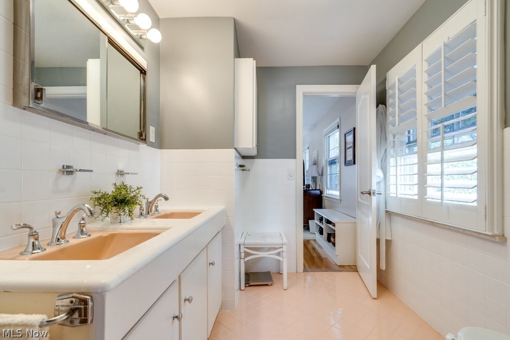 22212 E Byron Road Shaker Heights OH 44122