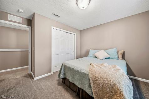 12169 Edgehill Oval Strongsville OH 44149