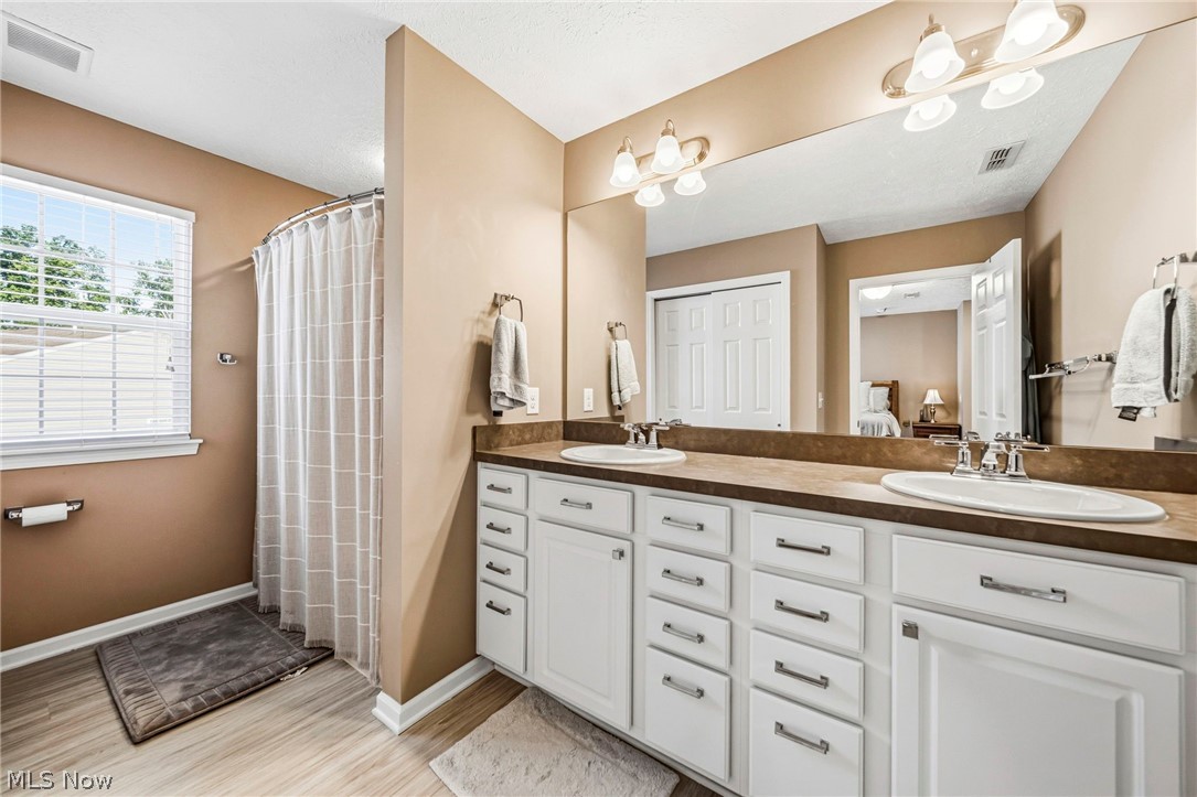12169 Edgehill Oval Strongsville OH 44149