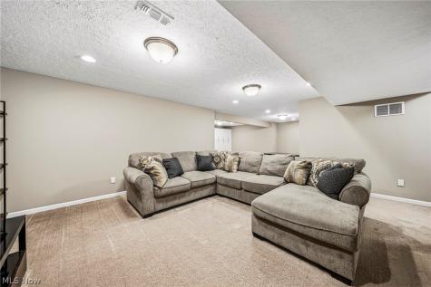 12169 Edgehill Oval Strongsville OH 44149