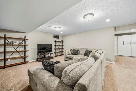 12169 Edgehill Oval Strongsville OH 44149