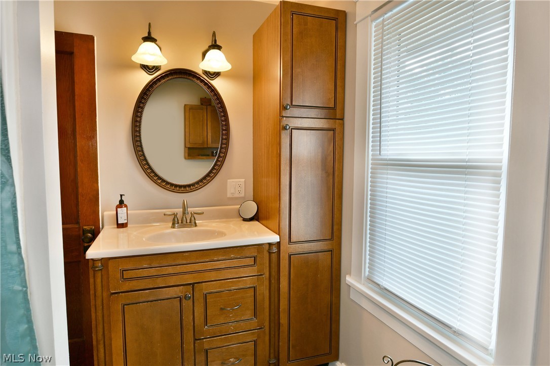 2076 Vernon Avenue NW Warren OH 44483
