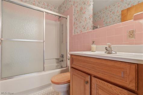 4290 Woodedge Boulevard New Franklin OH 44319