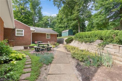 4290 Woodedge Boulevard New Franklin OH 44319