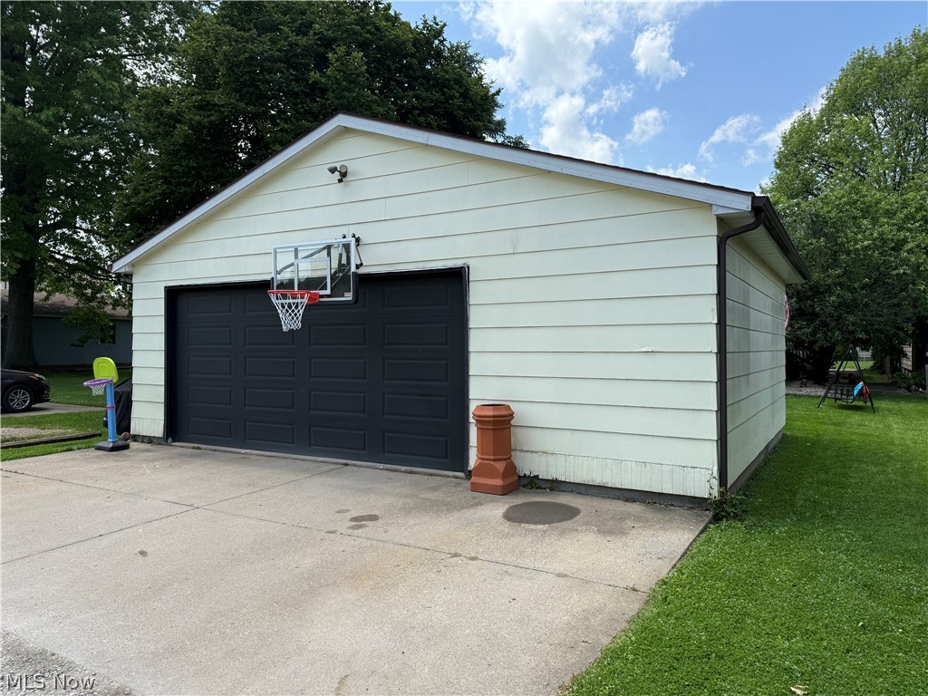 1033 Eastport Avenue Uhrichsville OH 44683
