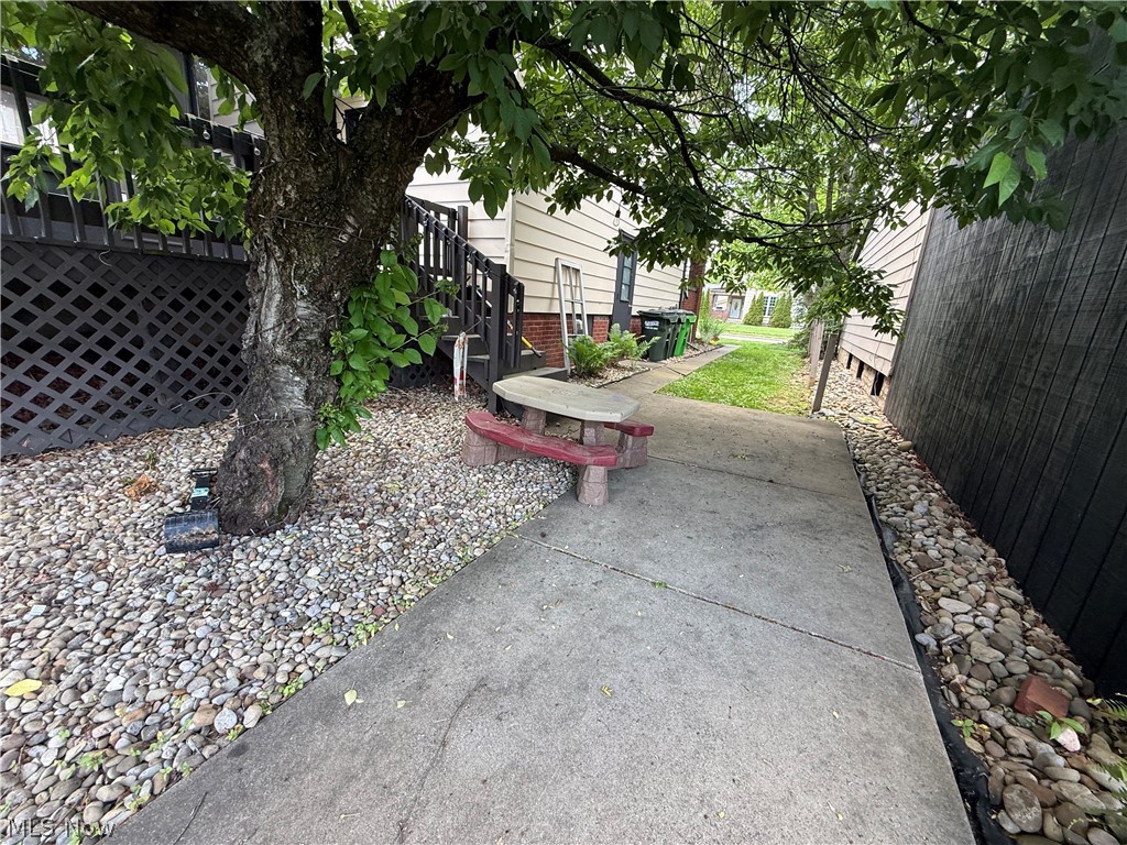 1033 Eastport Avenue Uhrichsville OH 44683