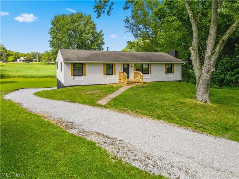 2195 Yorktown Street NW Uniontown OH 44685