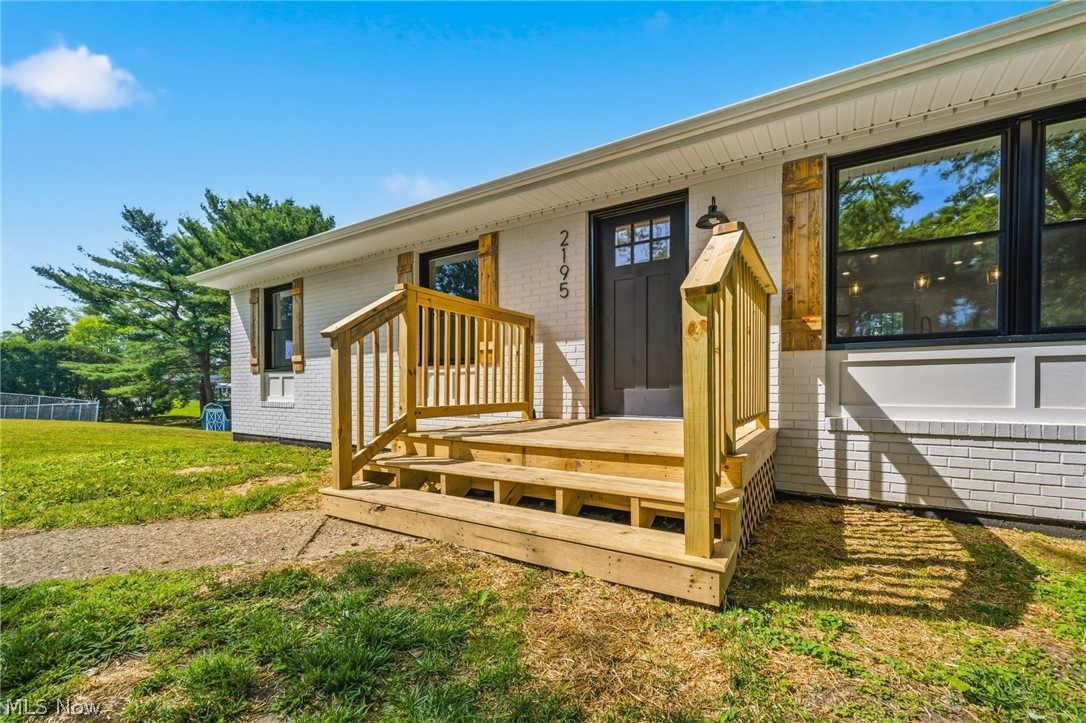 2195 Yorktown Street NW Uniontown OH 44685