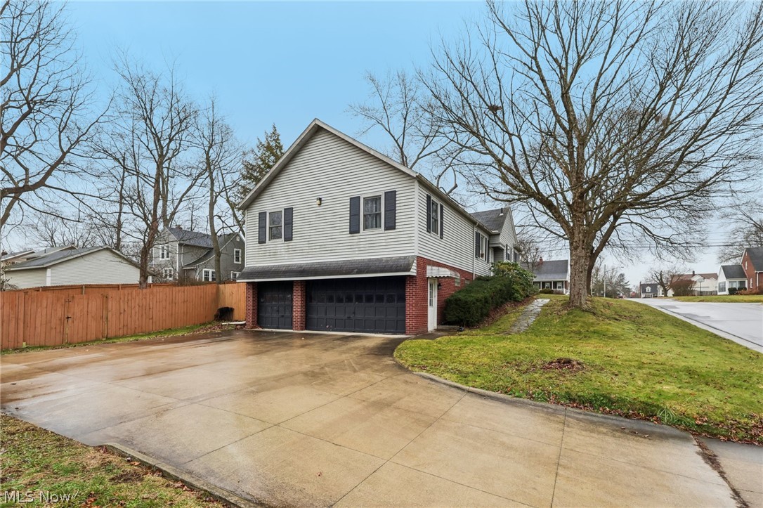 2579 Robindale Avenue Akron OH 44312