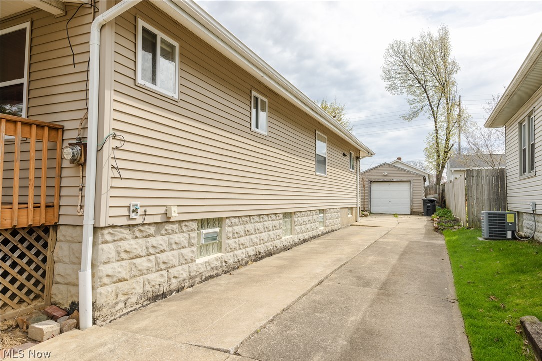 1177 Neptune Avenue Akron OH 44301