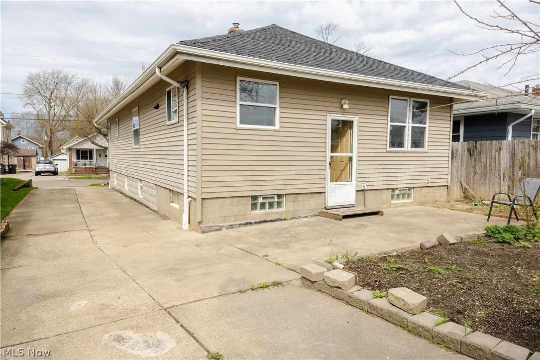 1177 Neptune Avenue Akron OH 44301