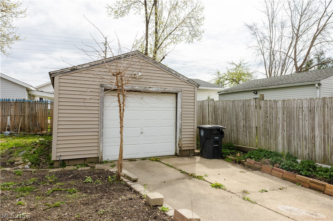 1177 Neptune Avenue Akron OH 44301