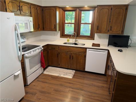 5319 Tanglewood Drive NE Louisville OH 44641