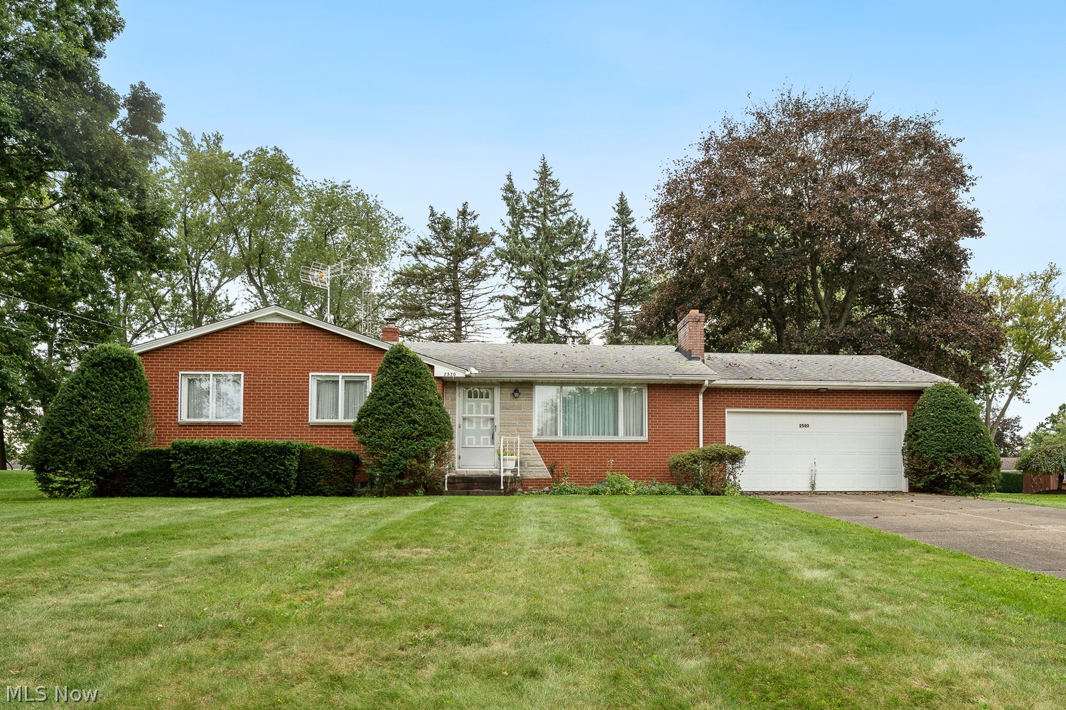 2520 Hollyview Street NE Canton OH 44721