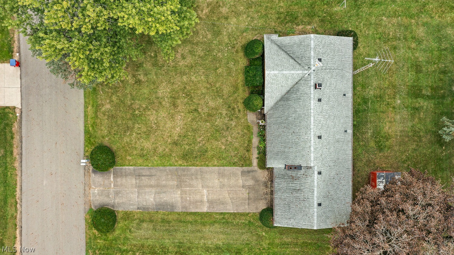 2520 Hollyview Street NE Canton OH 44721