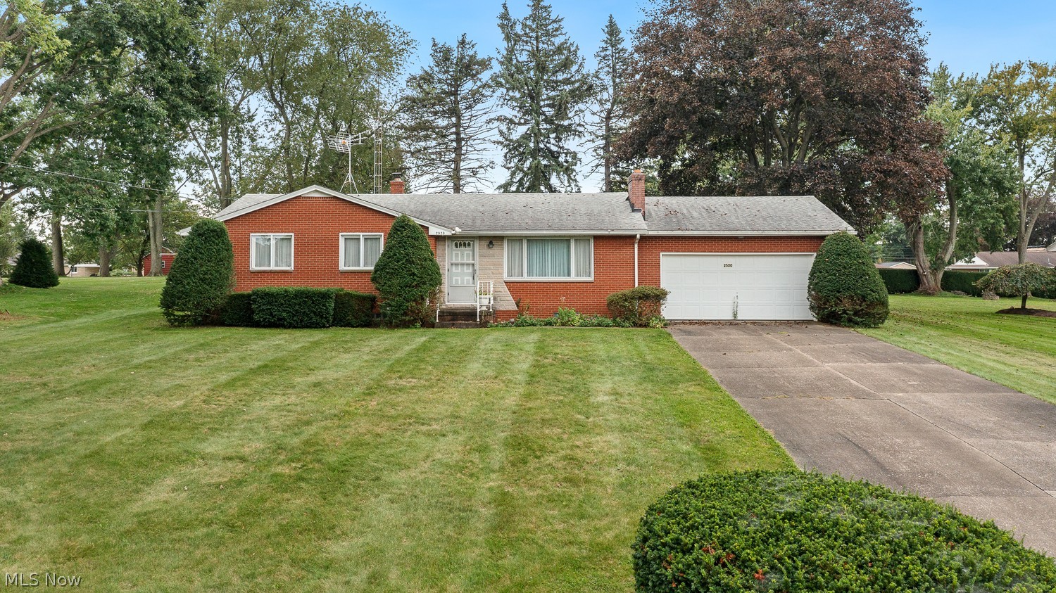 2520 Hollyview Street NE Canton OH 44721
