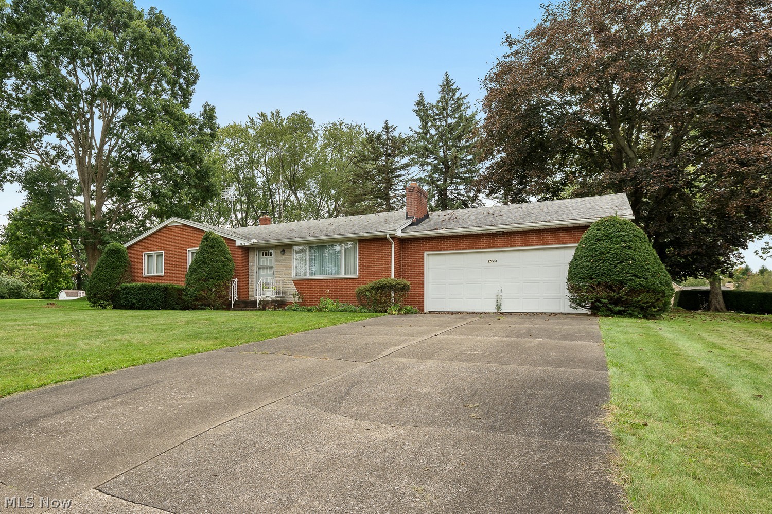 2520 Hollyview Street NE Canton OH 44721