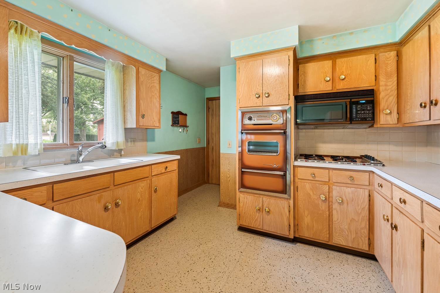 2520 Hollyview Street NE Canton OH 44721