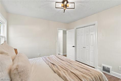 17408 Woodbury Avenue Cleveland OH 44135
