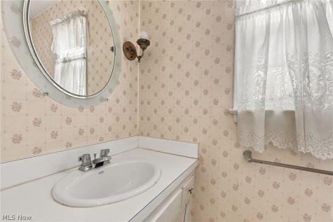 1833 Aldersgate Drive Lyndhurst OH 44124