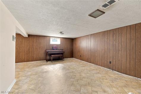 1833 Aldersgate Drive Lyndhurst OH 44124