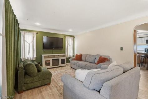 5066 W 6th Street Brooklyn Heights OH 44131