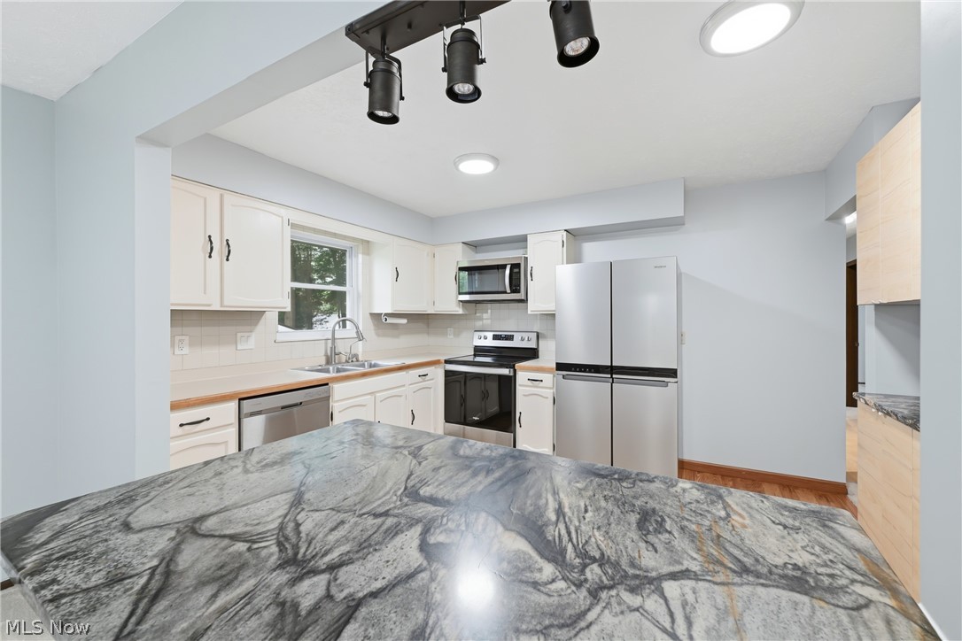 1159 Timbercrest Youngstown OH 44505
