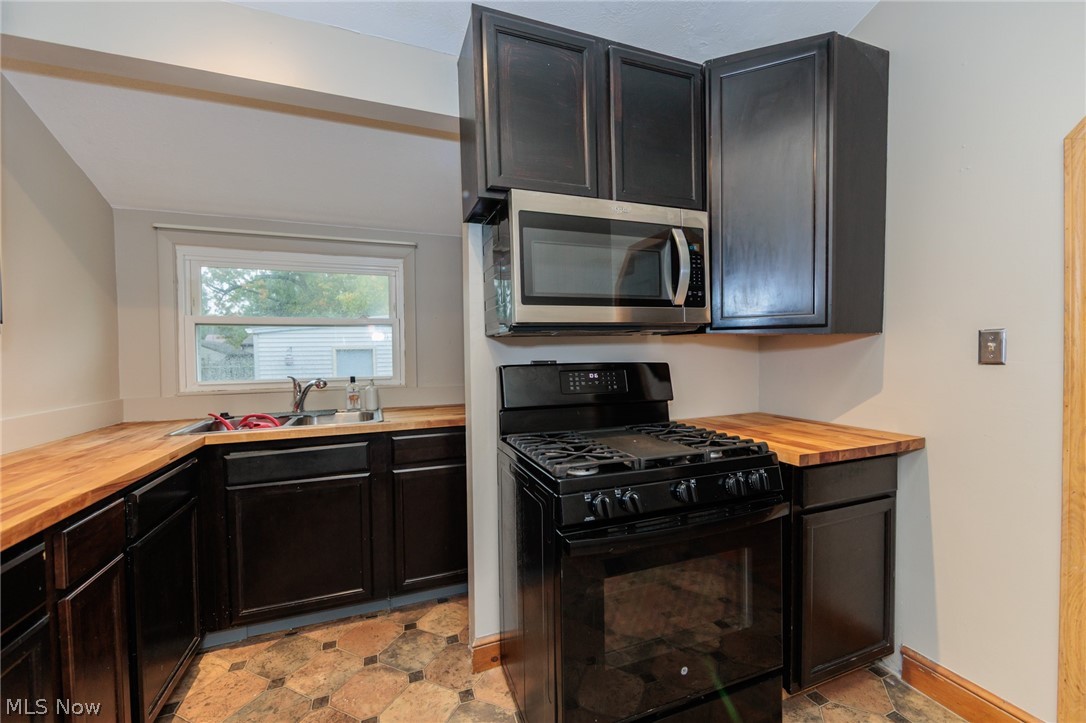 916 West Drive Sheffield Lake OH 44054