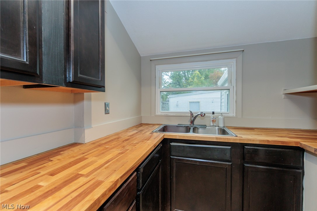 916 West Drive Sheffield Lake OH 44054