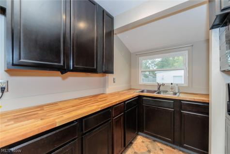 916 West Drive Sheffield Lake OH 44054