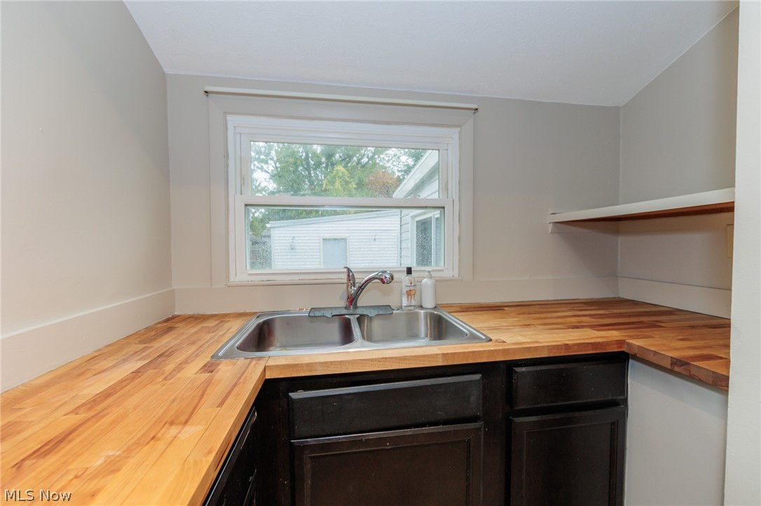 916 West Drive Sheffield Lake OH 44054