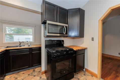 916 West Drive Sheffield Lake OH 44054