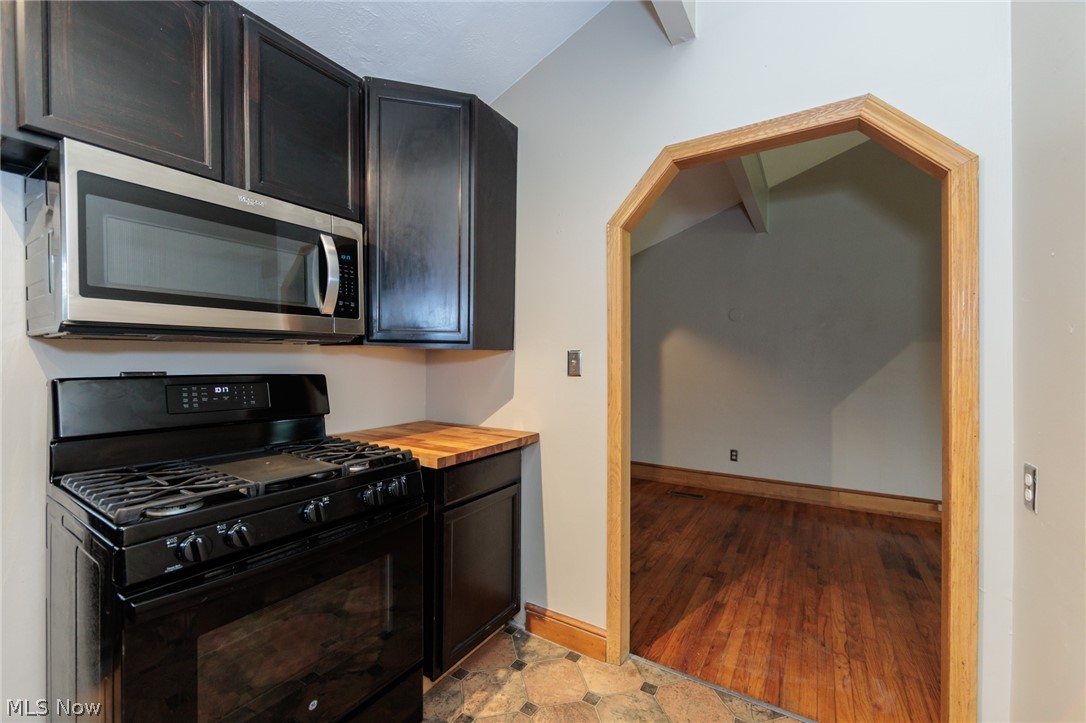 916 West Drive Sheffield Lake OH 44054