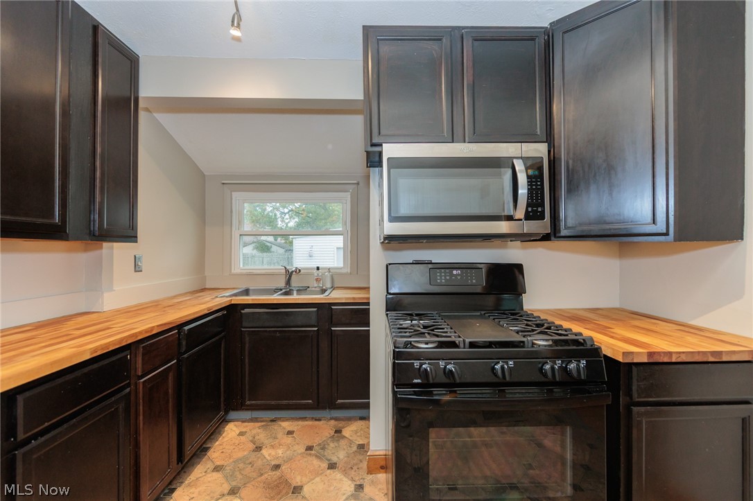 916 West Drive Sheffield Lake OH 44054
