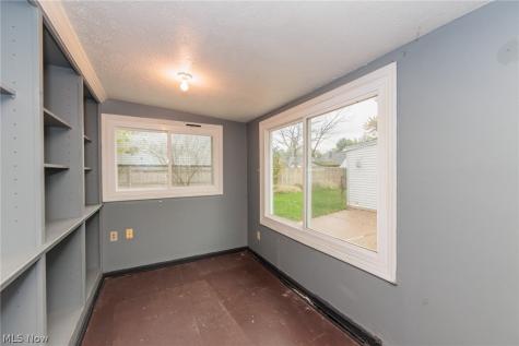 916 West Drive Sheffield Lake OH 44054
