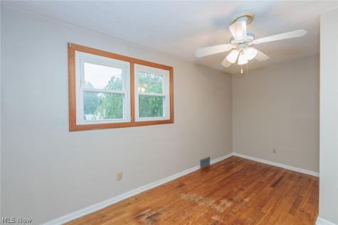 916 West Drive Sheffield Lake OH 44054