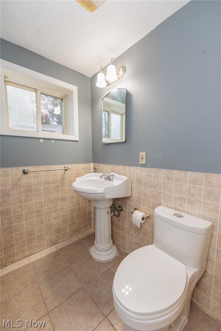 916 West Drive Sheffield Lake OH 44054