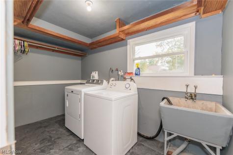 916 West Drive Sheffield Lake OH 44054