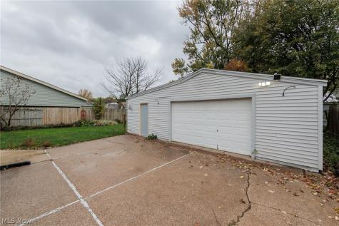 916 West Drive Sheffield Lake OH 44054
