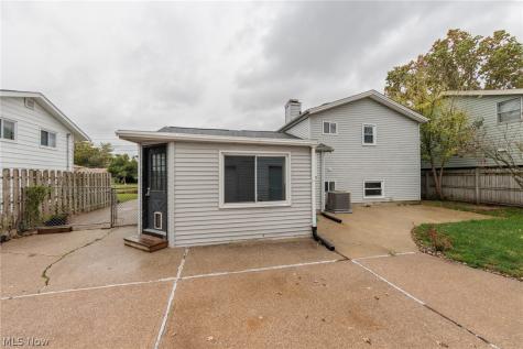 916 West Drive Sheffield Lake OH 44054