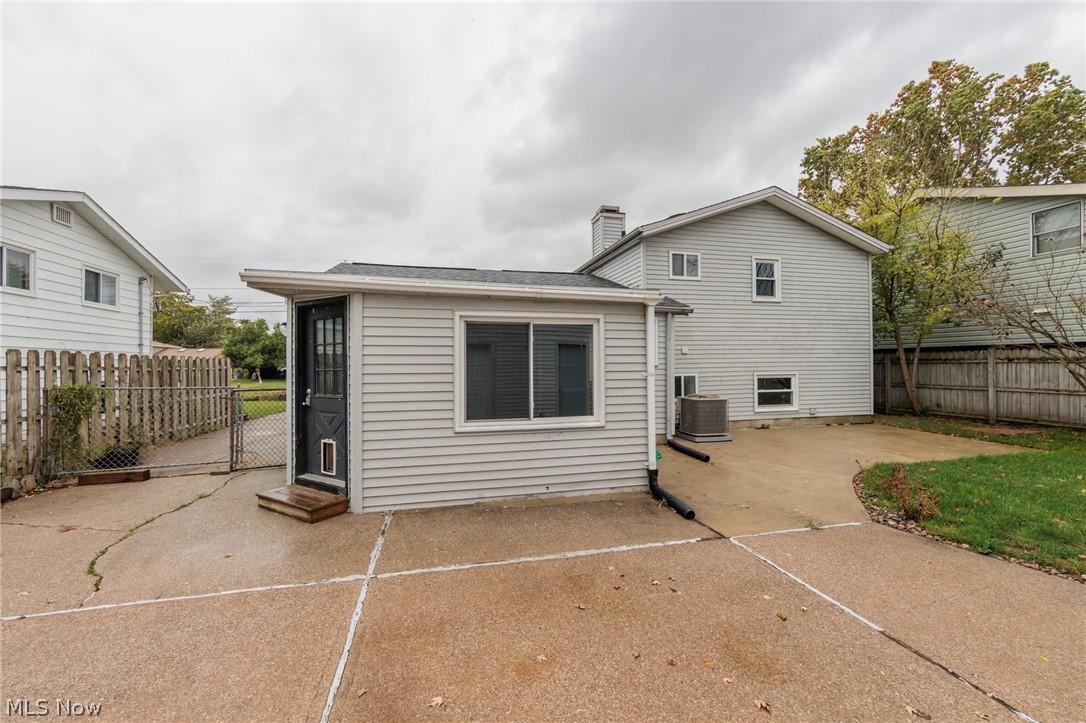 916 West Drive Sheffield Lake OH 44054