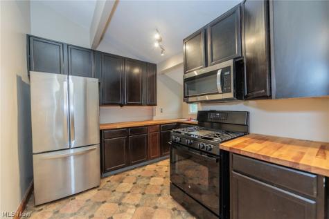 916 West Drive Sheffield Lake OH 44054