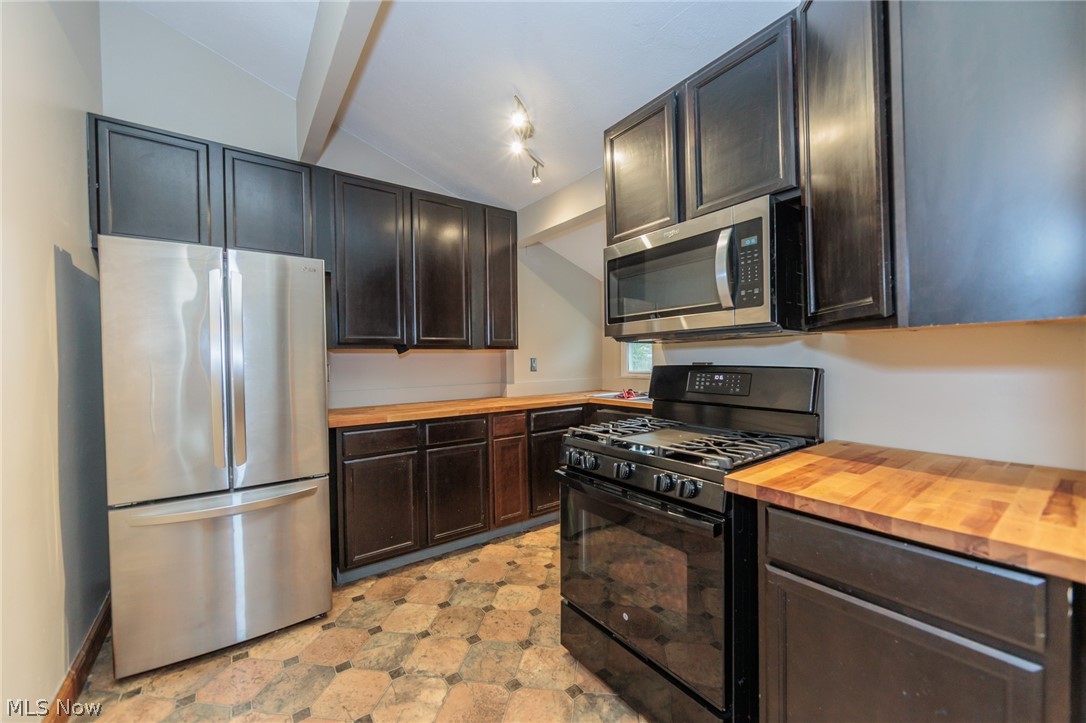 916 West Drive Sheffield Lake OH 44054