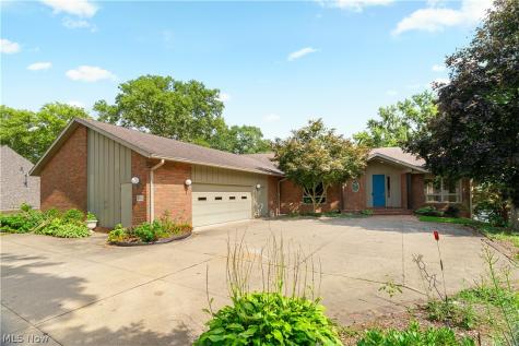 5234 Pinedrive Circle NW Canton OH 44718