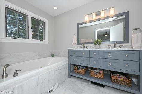 8465 Settlers Passage Brecksville OH 44141