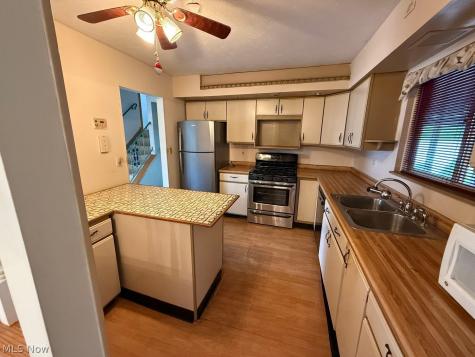 138 Valley Forge Circle Elyria OH 44035