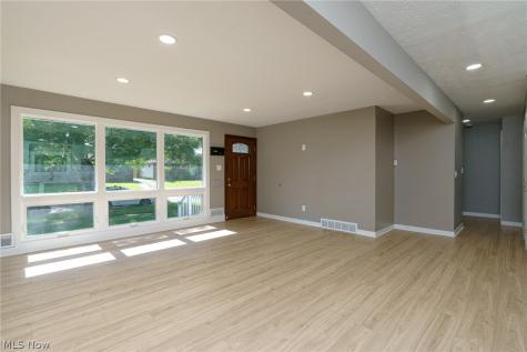 6150 Vernondale Drive Parma Heights OH 44130