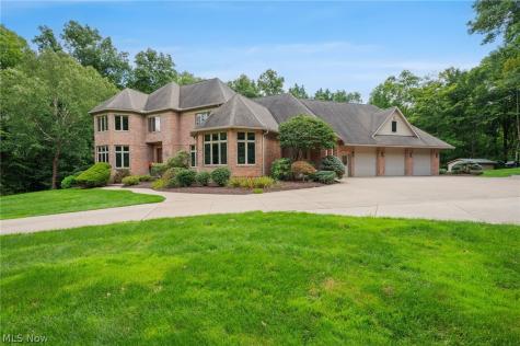 1088 River Woods Drive Hinckley OH 44233