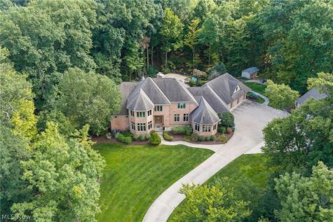 1088 River Woods Drive Hinckley OH 44233